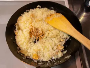 刻んだ固形スープの素を加える