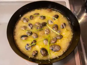白ワインと水を加えてアサリを並べる