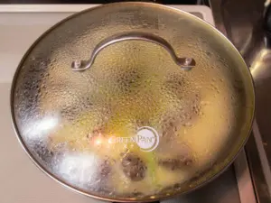 ふたをして煮る