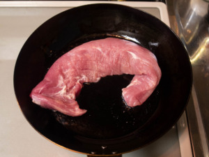 フライパンで豚ヒレ肉を焼く