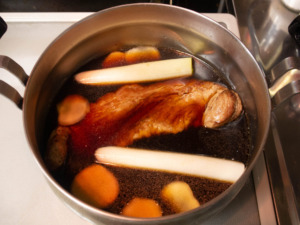 シャトルシェフの調理鍋に豚肉、煮汁、生姜、長ねぎ、水を入れて火にかける