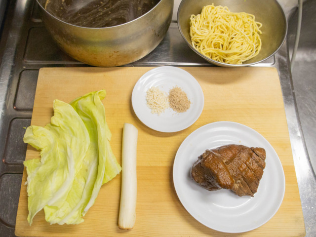 煮豚、キャベツ、長ねぎ、中華麺、鶏ガラスープの素、顆粒和風だしの素、煮豚の煮汁