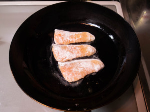 フライパンにサラダ油を熱して、鮭を焼く