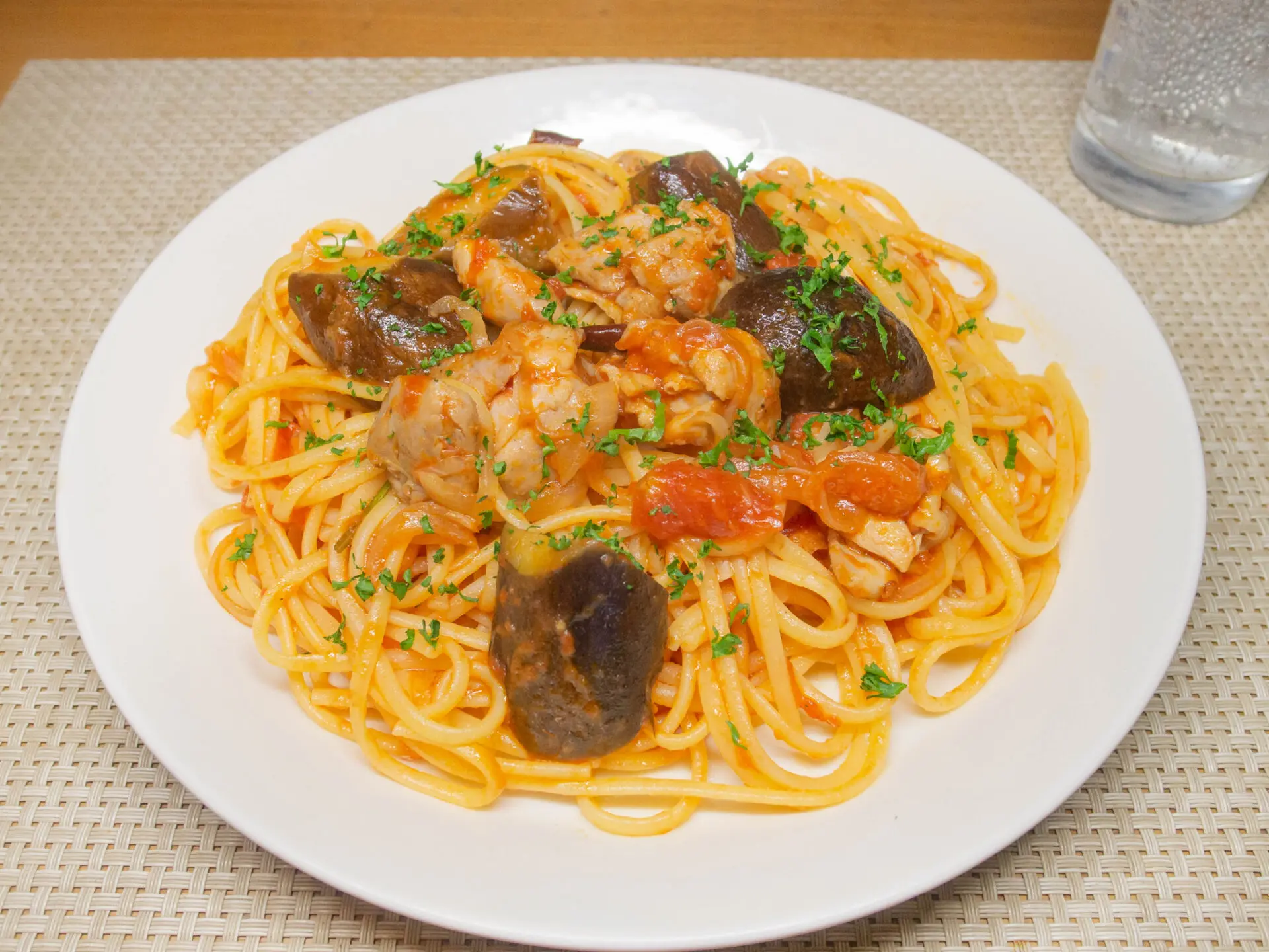 鶏肉と茄子のトマトソースパスタ