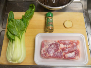 豚バラ肉、チンゲン菜、煮豚の煮汁、煮汁に漬けておいた味玉、生姜