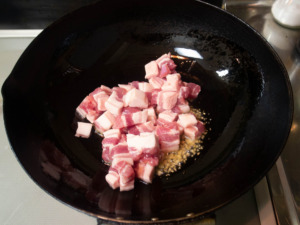 ごま油で生姜を炒め、香りが立ったら豚バラ肉を加える