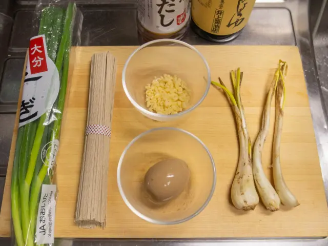 島らっきょう、細ねぎ、揚げ玉、味玉、蕎麦乾麺、白だし