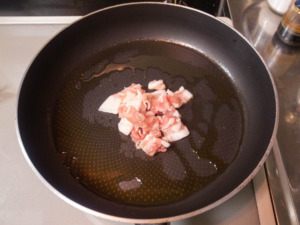 サラダ油で豚肉を炒める