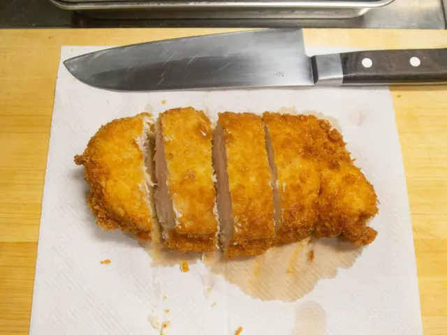チキンカツを包丁で切り分ける