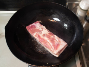 サラダ油を熱して豚肉の全面に焼き色をつける