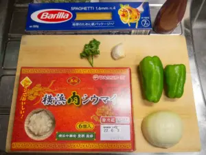 横浜肉シウマイ、ピーマン、玉ねぎ、ニンニク、パセリ、ケチャップ、パスタ