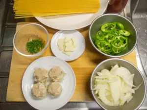 ピーマンは輪切りに、玉ねぎとニンニクは薄切りに
