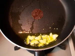 オリーブオイルでニンニクを加熱する