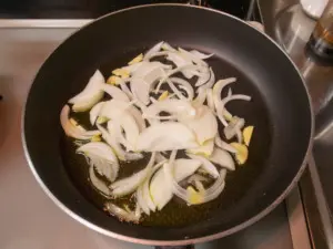 玉ねぎを加えて炒める