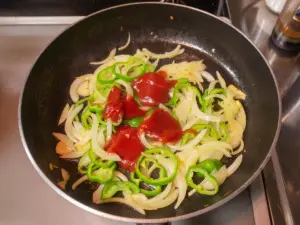 ケチャップを加える
