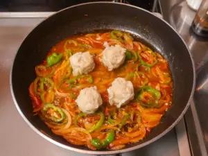 パスタの茹で汁とシウマイを加える