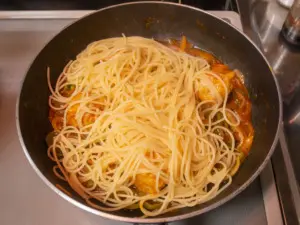 茹で上がったパスタを合わせる