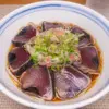 かつおのたたきと薬味の冷たい蕎麦