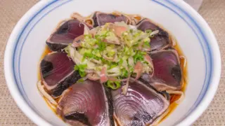 かつおのたたきと薬味の冷たい蕎麦