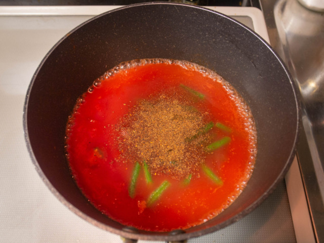 鍋にトマトジュース、水、ミニトマト、冷凍いんげんを入れて火にかける