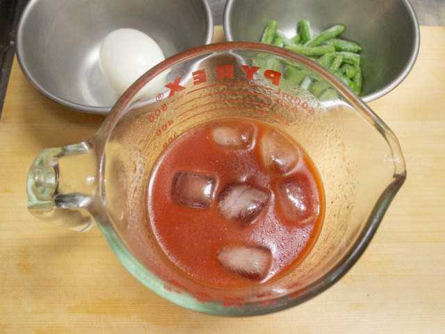 トマトジュースと液体スープと氷を混ぜる
