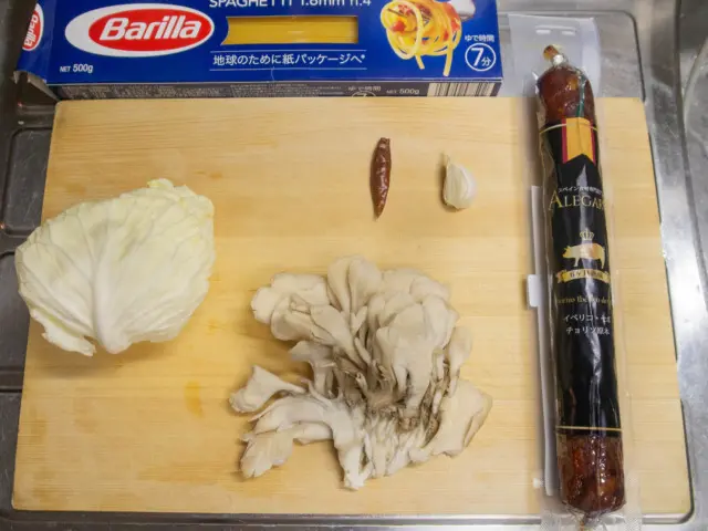 サラミ、キャベツ、舞茸、ニンニク、唐辛子