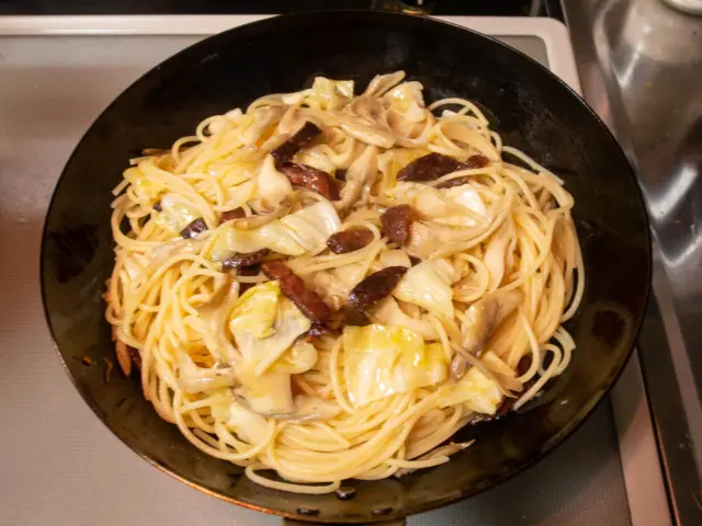 茹で上がったパスタを合わせる