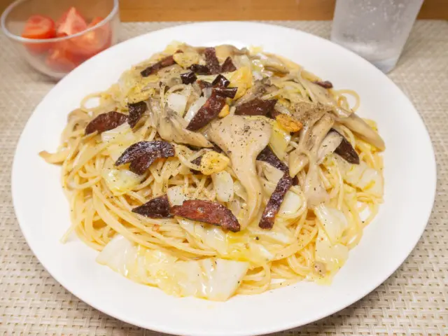 サラミとキャベツと舞茸のパスタ