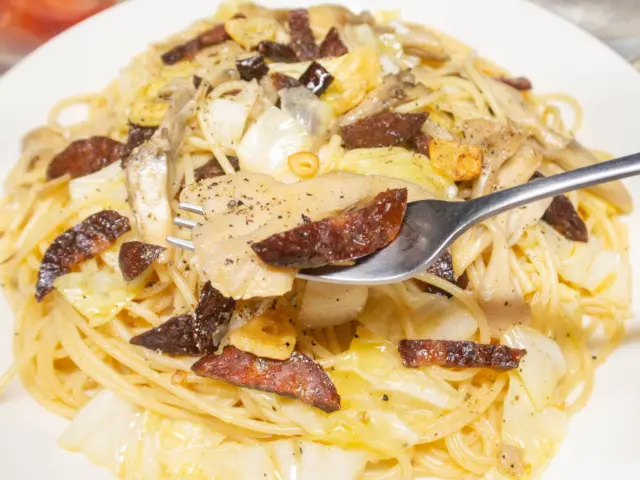 サラミとキャベツと舞茸のパスタ２