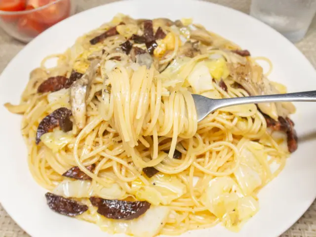 サラミとキャベツと舞茸のパスタ１