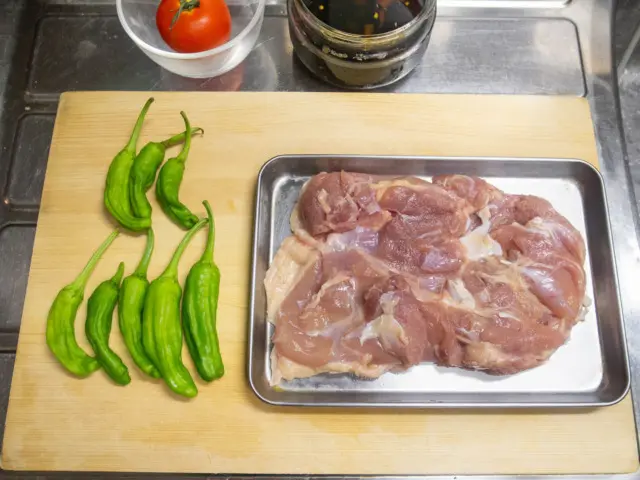 鶏もも肉、ししとう、唐辛子入りナンプラー