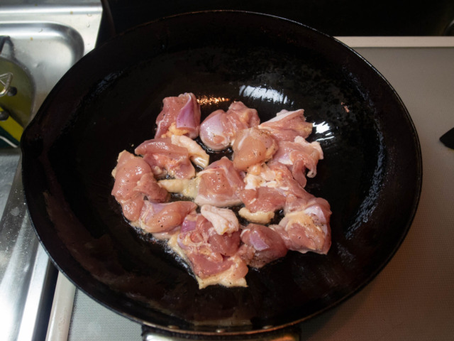 サラダ油を熱して鶏もも肉を炒める