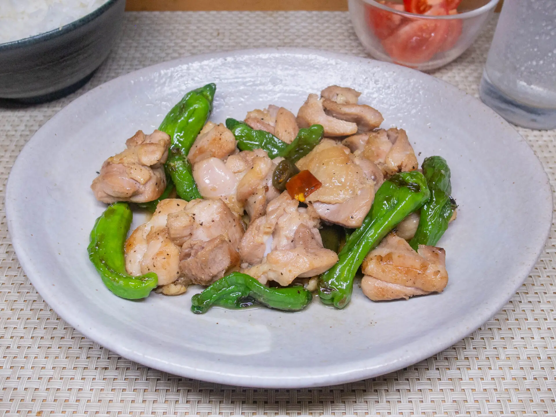 鶏もも肉とししとうのナンプラー炒め