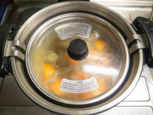 調理鍋を保温容器に入れて30分以上保温調理する