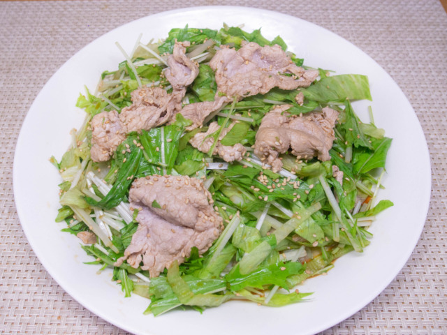 水菜とレタスの茹で豚サラダ盛り