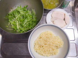 丼に麺を入れ、スープを注ぎ、水菜と茹で鶏をのせる