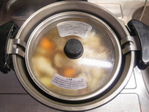 調理鍋を保温容器に入れる