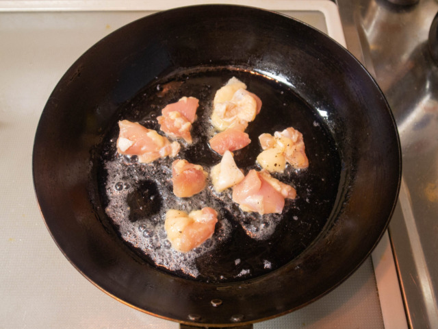 バターとサラダ油を熱して、鶏もも肉を炒める