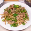 ごぼうと豚肉とピーマンの炒めもの