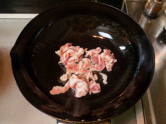 サラダ油を熱して、豚肉を炒める