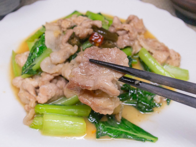 豚肉と小松菜のナンプラー生姜炒め１