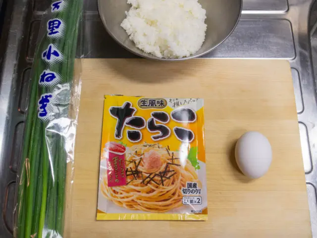 市販のたらこソース、卵、細ねぎ、温かいご飯