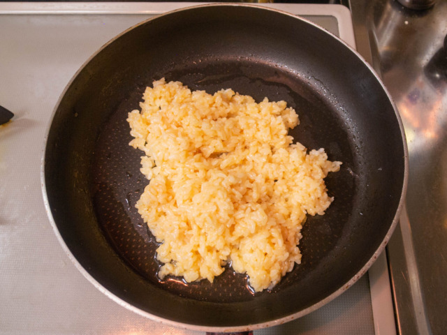フライパンにサラダ油を熱して、卵とたらこソースを混ぜたご飯を炒めていく