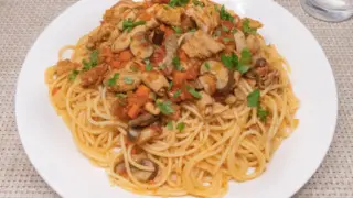 豚モツのトマト煮・パスタ