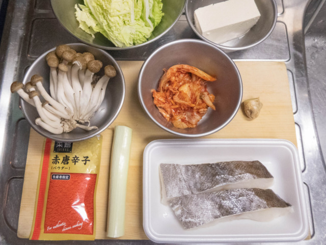 キムチ、タラ、豆腐、白菜、長ねぎ、生姜、粉唐辛子