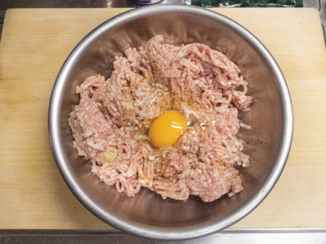 ボールに豚挽肉、卵、生姜の絞り汁、塩、胡椒を入れる