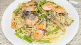 銀鮭と舞茸といんげんのパスタ