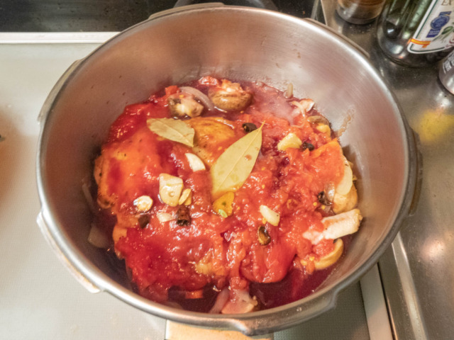 トマト缶、赤ワイン、ローリエ、塩を加える