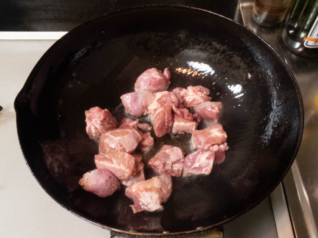 サラダブラを熱して豚カシラを炒める