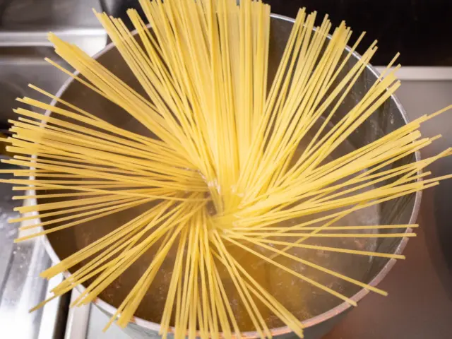 パスタを茹でる